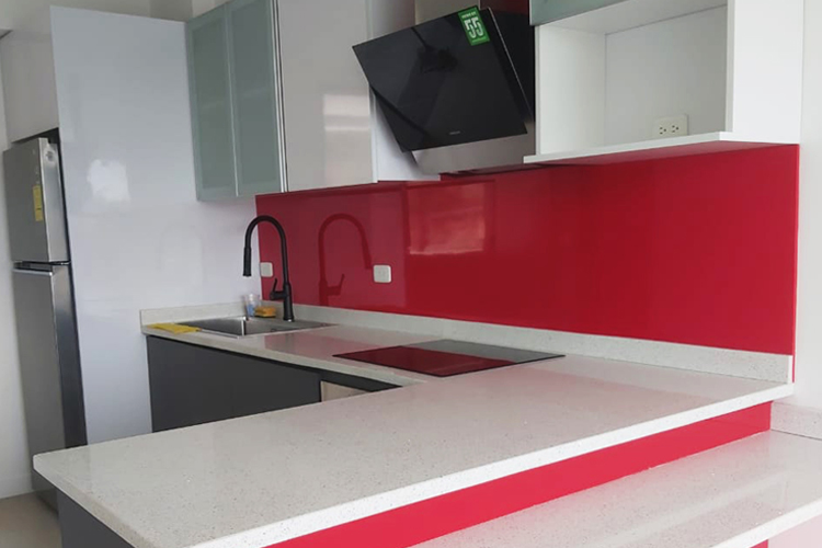 cocina roja, blanca y gris