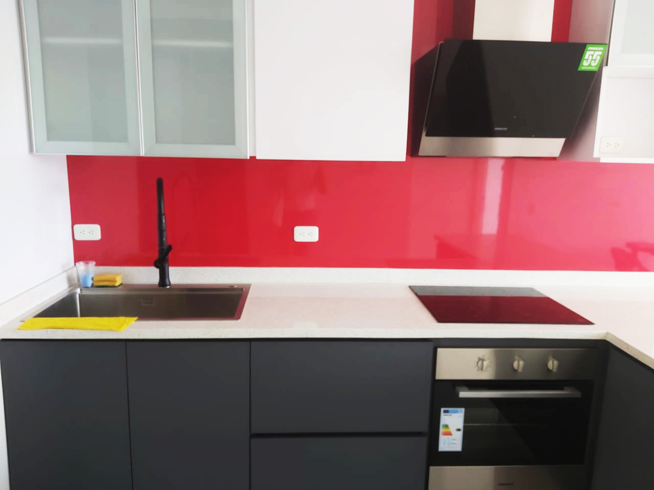 ocina roja, blanca y gris plomo